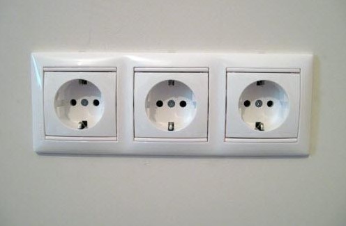 Блок розеток в стене