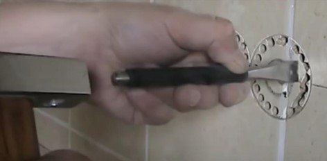 Выбивание отверстий в плитке зубилом Выбивание отверстий в плитке зубилом