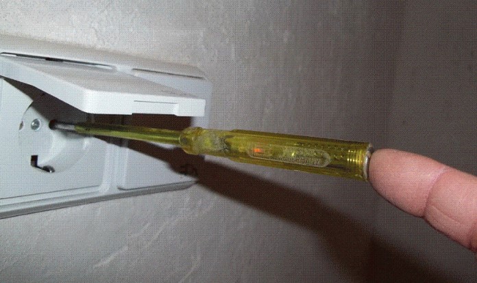 Индикаторная отвертка в розетке