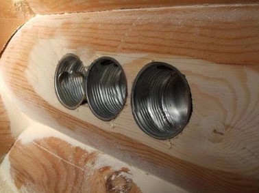 Металлический подрозетник в дереве