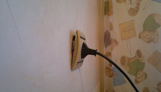 Что делать если розетка вываливается из стены