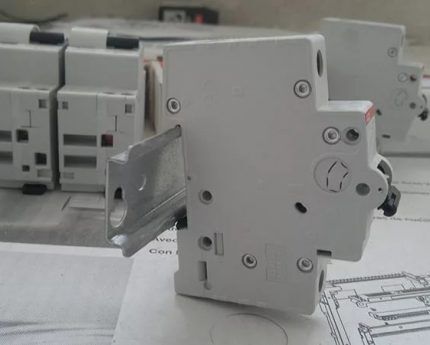 Фиксация автоматического выключателя на DIN-рейке Крепление автомата к DIN-рейке