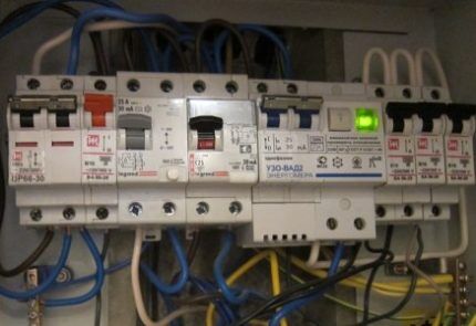 Защитные аппараты нужно монтировать строго по схеме УЗО в распределительном электрощите