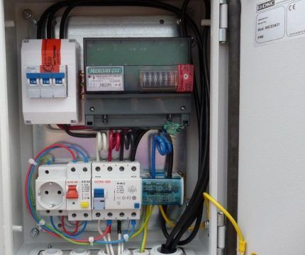 Бокс с подключенными автоматами и счетчиком Собранный электрощиток