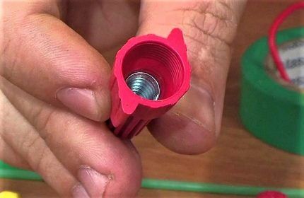 Пружина внутри колпачка СИЗ Конструкция колпачка СИЗ