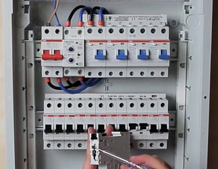 Защитные аппараты в электрощитке Комплекс УЗО и выключателей