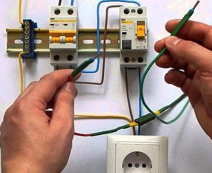 Мастер проверяет работоспособность УЗО Мастер проверяет работоспособность УЗО